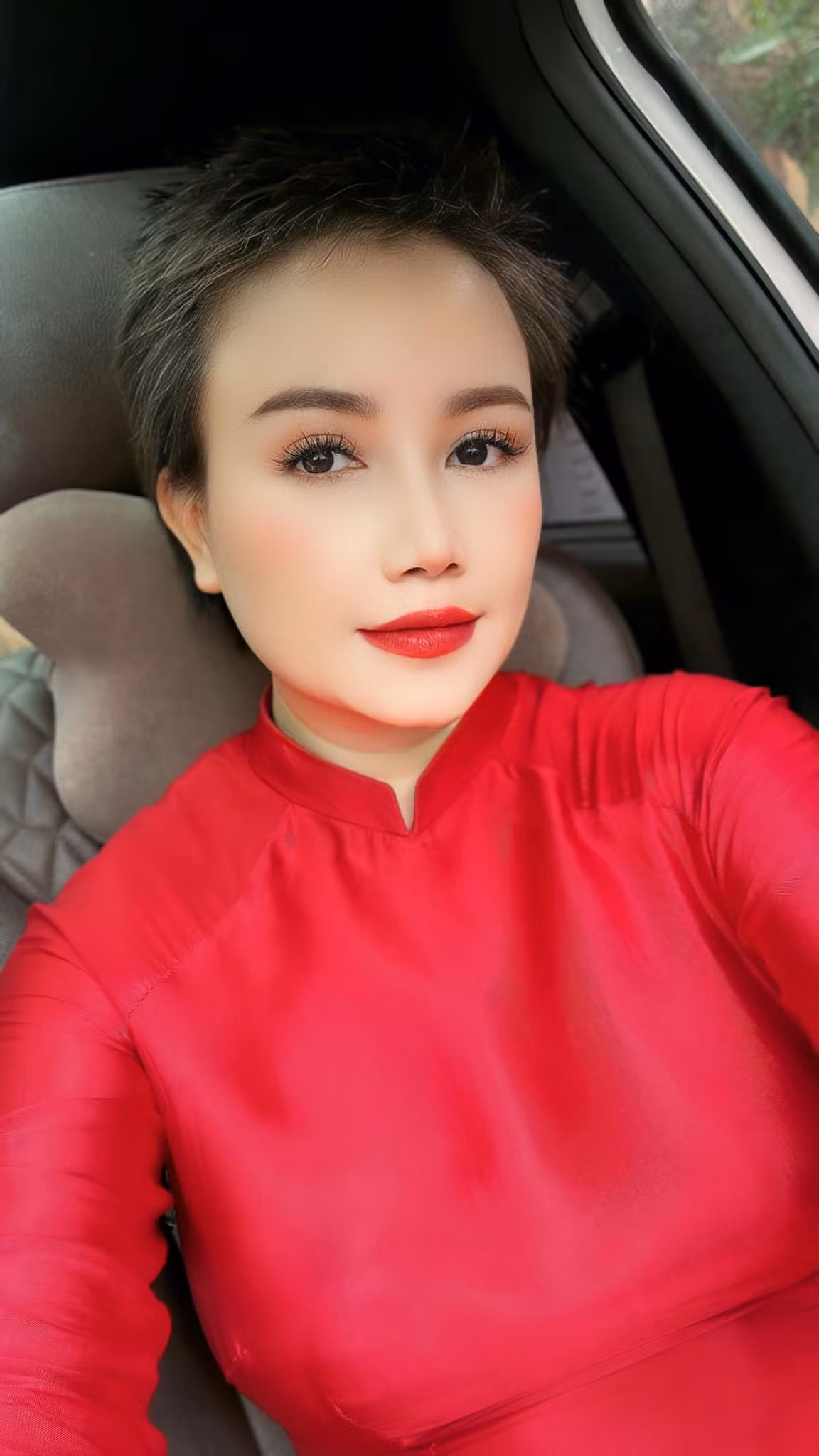 Thời gian vừa qua, diễn viên Đào Hoàng Yến gây bất ngờ khi chia sẻ hình ảnh xuống tóc xuất gia gieo duyên, thu hút sự quan tâm của đông đảo khán giả. Ảnh: FBNV