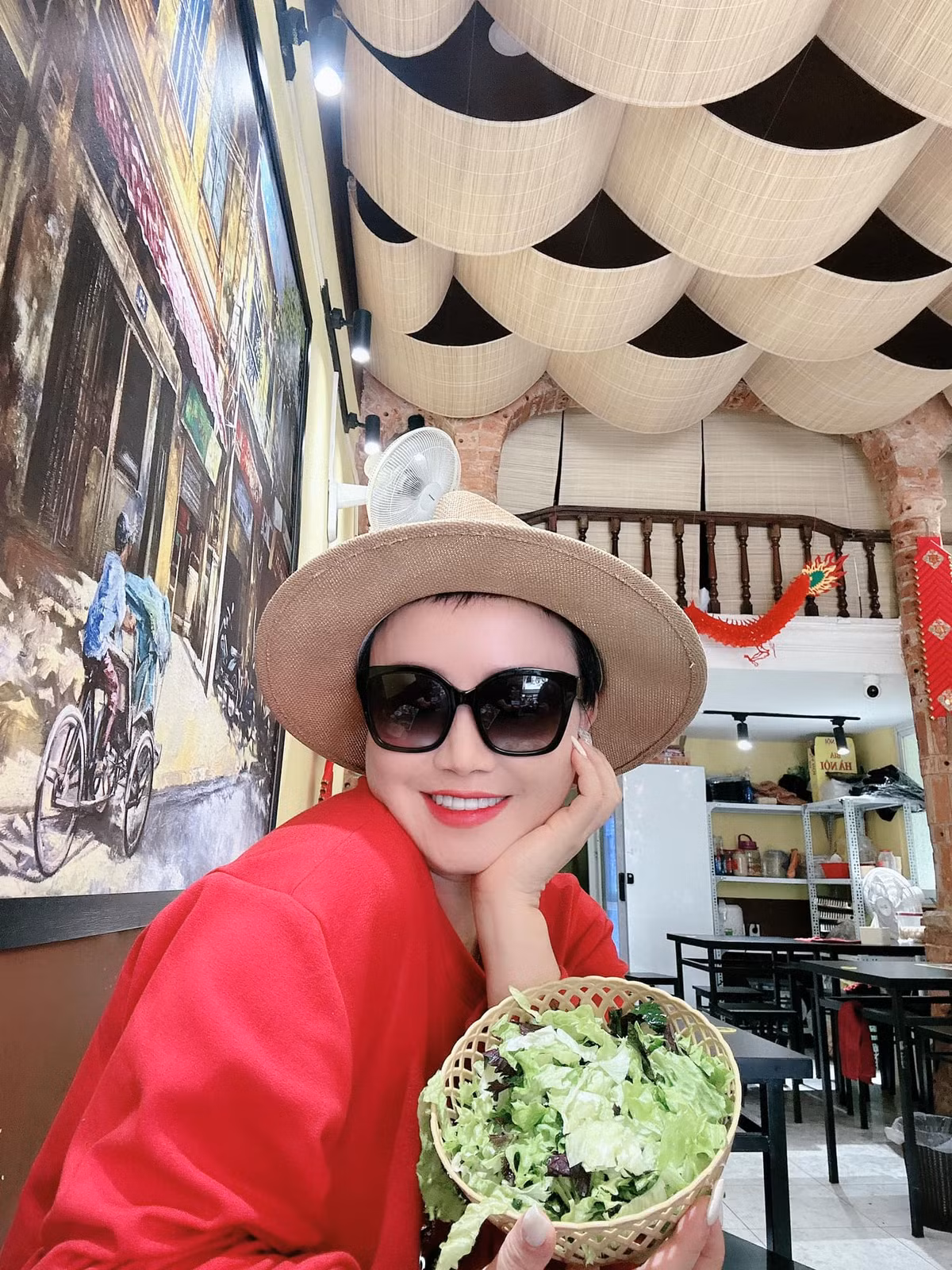 Ở thời điểm hiện tại, mái tóc của cô đã mọc ra đôi chút giúp nữ diễn viên thêm cá tính và thời thượng. Ảnh: FBNV