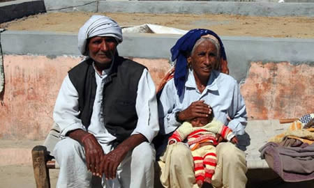 Sau khi chờ đợi hơn 40 năm cho đứa con đầu lòng, indian Rajo Devi Lohan là "bà mẹ có con đầu lòng muộn nhất" khi sinh con vào tháng 11 năm 2008, ở tuổi 70. Bà dự định cho con bú sữa mẹ trong ít nhất ba năm. Quả thực là bà mẹ đặc biệt nhất thế giới.