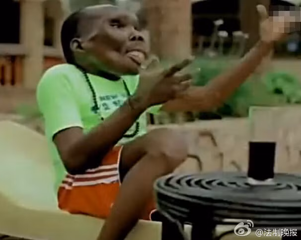 12 năm trước, Godfrey khi ấy mới 18 tuổi đã gặp Kate. Ông nhớ lại: "Cô ấy và tôi sống với nhau bốn năm sau nhưng không ai biết, bởi vì trước khi chúng tôi có con, tôi không muốn bất cứ ai khác nhìn thấy tôi, họ chắc chắn sẽ khiến cho cô ấy rời xa tôi".