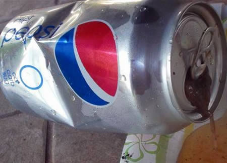 Fred DeNegri mở lon Pepsi không đường của mình ra uống một hớp và lập tức nôn oẹ vì thứ chất lỏng bên trong là một thứ gì đó nhờn nhờn cùng với mùi vị kinh khủng. Fred ngay lập tức gọi đội kiểm soát chất độc FDA đến để kiểm tra và thật bất ngờ khi phát hiện một con ếch chết bên trong đó. Bao cao su được tìm thấy trong món canh hải thập vị