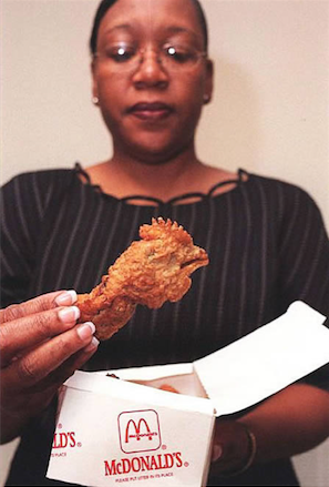 Một người phụ nữ đi cùng hai con của mình đến McDonald để ăn uống. Cô gọi hai món bao gồm gà rán và một bánh hamburger kèm với khoai tây chiên. Đứa con 6 tuổi của cô tỏ ra không thích món gà rán nên cô phải ăn hộ. Khi cô đưa miếng gà lên miệng, cậu con lớn hét lên và bảo mẹ không được ăn nó. Chỉ khi ấy bà mẹ hai con này mới bàng hoàng nhận ra thứ mình cầm trên tay là đầu của một con gà. Phía cửa hàng đã đến xin lỗi và đền bù cho họ các bữa ăn miễn phí trong vòng hai tuần. Tuy nhiên, bà mẹ này đã đòi McDonald phải đền bù cho mình 100.000 USD. Chuột chết được tìm thấy trong lọ nước sốt cà ri