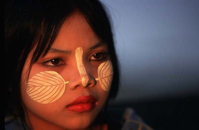 Chúng được các cô gái vẽ thành hình chiếc lá hay một vài hoạ tiết xinh đẹp để làm khuôn mặt trở nên nổi bật hơn.