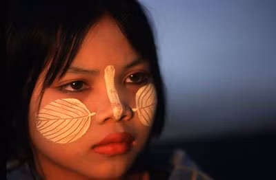 Chúng được các cô gái vẽ thành hình chiếc lá hay một vài hoạ tiết xinh đẹp để làm khuôn mặt trở nên nổi bật hơn.