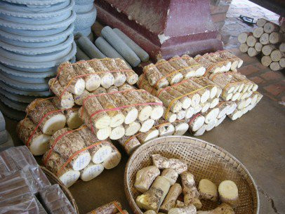 Thanaka là một hỗn hợp trang điểm dạng kem có màu trắng vàng, được làm từ nguyên liệu vỏ cây nghiền nhỏ. Đây là một tập quán đặc trưng của người dân Myanmar từ hơn 2000 năm nay