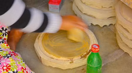 Sau khi mua về, người dân nghiền vỏ cây thành hỗn hợp trắng vàng và bôi lên mặt. Ngày nay người ta còn có thể mua thanaka này dưới dạng kem hay bột.