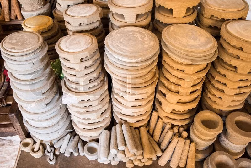 Đĩa và cối để mài Thanaka là vật dụng không thể thiếu trong những gia đình Myanmar truyền thống.