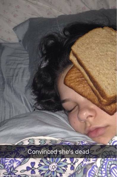 Cô bé đã nói đùa: "Chắc nó chết rồi cũng nên" rồi bắt đầu xếp lên mặt em mình những chiếc bánh.