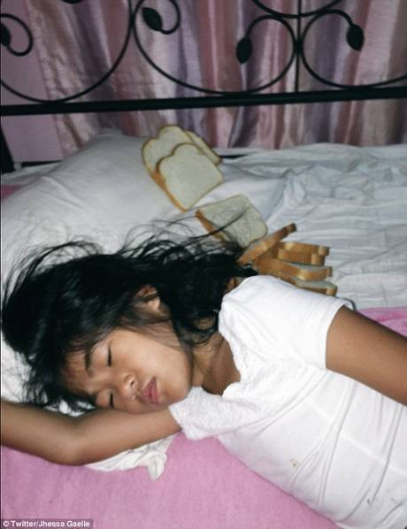 Tuy nhiên, trình độ của cô bạn có hạn nên chỉ xếp được 9 cái đã làm đổ chồng bánh.