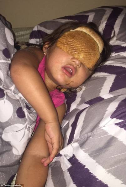 Ban đầu, cô đặt lên 2 chiếc bánh.