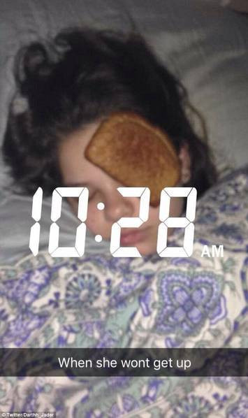 Hưởng ứng trào lưu xếp bánh lên mặt em gái, một bạn trẻ tên Darthh Jadder cũng đăng tấm hình em mình ngủ với tựa đề: khi nó chưa chịu thức dậy.