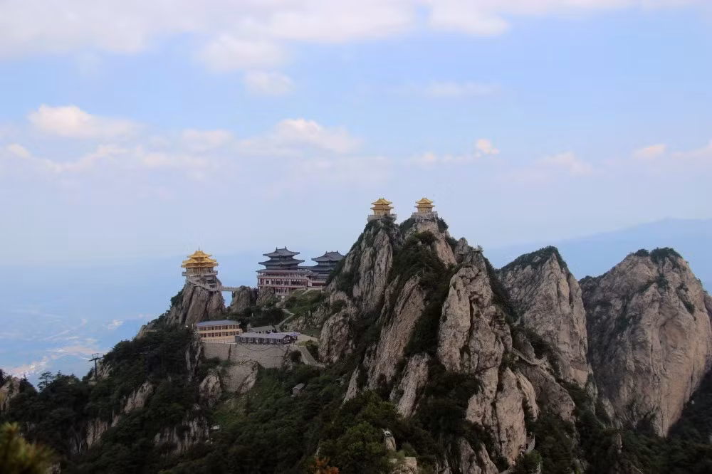 Núi Lão Quân nằm ở thành phố Lạc Dương, tỉnh Hà Nam. Núi có độ cao 2200 m. Các công trình kiến trúc được xây dựng từ triều Bắc Nguỵ với mục đích phục vụ người hành hương. 