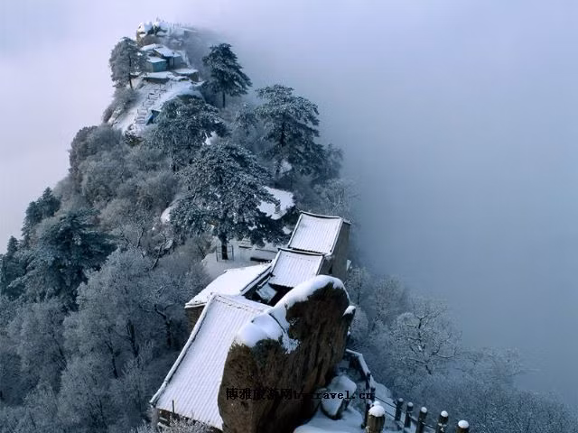 Hành Sơn Nằm trong khu Nam Nhạc của Ngũ Nhạc cách trung tâm thành phố Hành Dương, Hồ Nam. Trên núi có khoảng 200 đình chùa, miếu, am thờ khác nhau. Chùa Nam Nhạc – quần thể cổ nhất vùng Giang Nam có diện tích 9.800 m² được xây dựng mô phỏng theo cố cung ở Bắc Kinh.