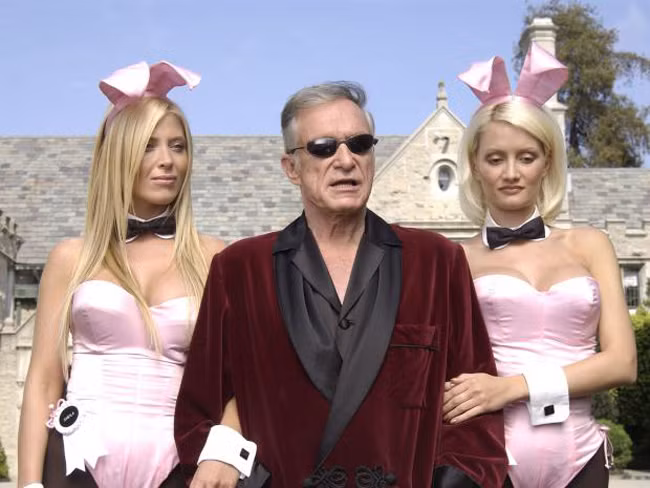 Vây quanh ông Hugh Hefner luôn có hàng chục chân dài. Ông từng tự nhận bản thân đã qua lại với cả nghìn phụ nữ. Tuy nhiên, không phải chân dài nào cũng được thừa hưởng tài sản từ ông. Sau khi Hugh Hefner qua đời, ngoài hai bà vợ đầu, tài sản của ông được chia cho bốn đứa con, một phần dành cho Đại học Nam California và hàng loạt tổ chức từ thiện khác.