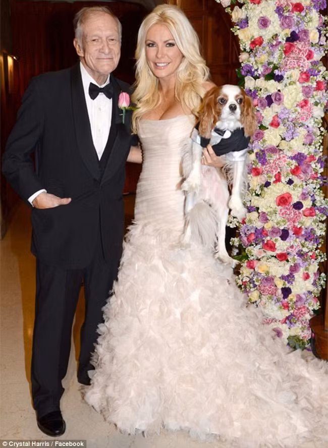 Crystal Harris là người vợ thứ ba của ông, người kém ông tới 60 tuổi. Crytal và ông Hefner kết hôn gây choáng vào thời điểm năm 2012 vì khoảng cách tuổi tác chênh lệch giữa hai người.