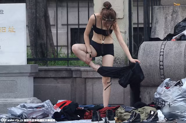 Nguoi mau thay do chup hinh noi cong cong “tu nhien nhu o nha“-Hinh-5