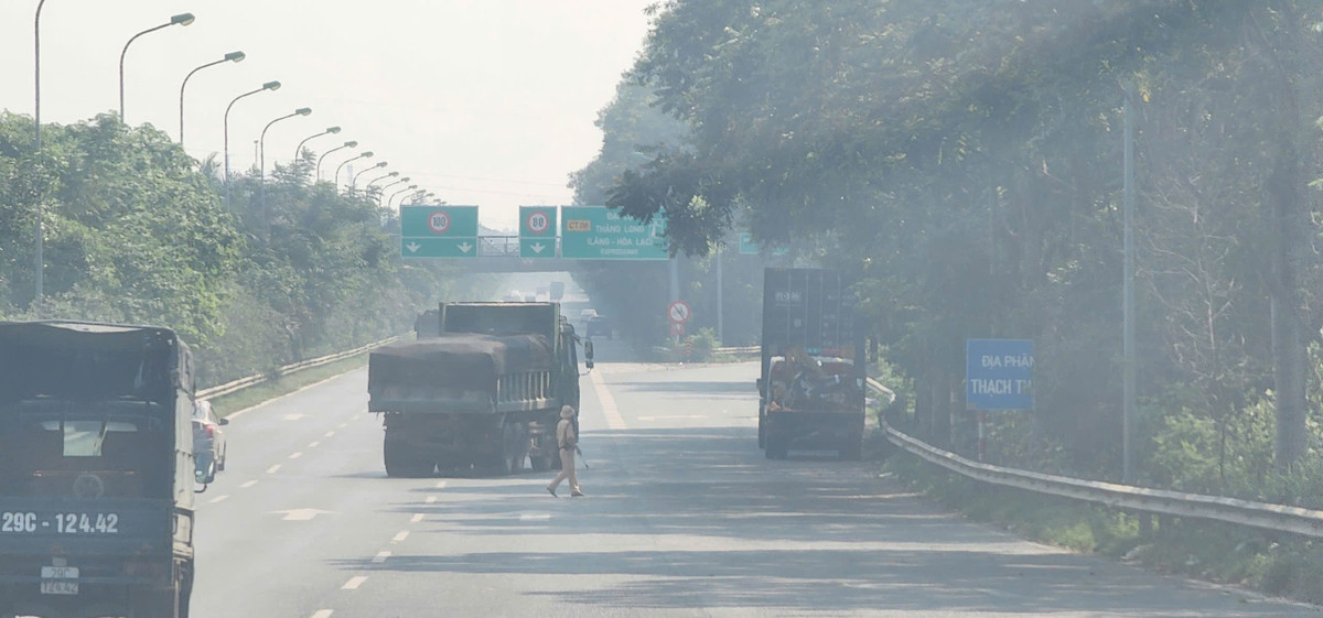 Chặn đứng xe quá tải từ mỏ đất phục vụ vành đai 4 - Hình 2 Chan dung xe qua tai tu mo dat phuc vu vanh dai 4-Hinh-2