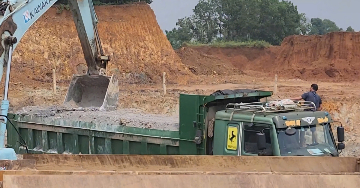 Chặn đứng xe quá tải từ mỏ đất phục vụ vành đai 4 Chan dung xe qua tai tu mo dat phuc vu vanh dai 4