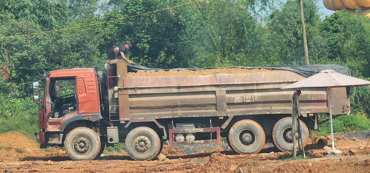 Chặn đứng xe quá tải từ mỏ đất phục vụ vành đai 4 - Hình 3 Chan dung xe qua tai tu mo dat phuc vu vanh dai 4-Hinh-3