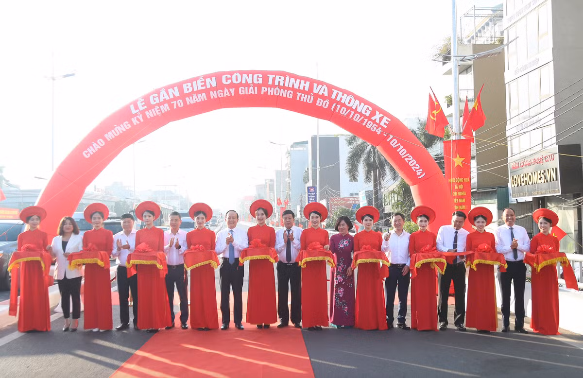 Chinh thuc thong xe 2 tuyen duong Au Co - Xuan Dieu