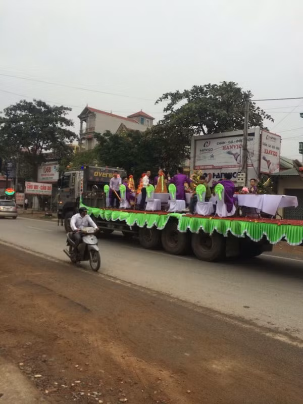 Hình ảnh đặc biệt này khiến bất kể người đi đường nào cũng phải chú ý, ngoái lại nhìn. Theo quan sát, đoạn đường mà chiếc xe tải chở lễ vật ăn hỏi cùng đội bê tráp dừng đỗ khá hẹp, những phương tiện khác muốn vượt qua xe này buộc phải lấn sang làn đường ngược chiều. Ý tưởng độc đáo, mức độ an toàn và sự ảnh hưởng đến giao thông, dân sinh trong khu vực diễn ra đám hỏi... trở thành vấn đề được người dân, cộng đồng mạng tranh luận, bàn tán sôi nổi.