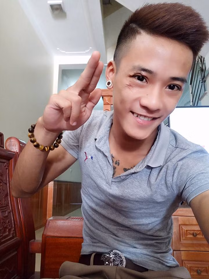 Với nam ca sĩ nổi tiếng này, Đạt Cỏ là một người em trong nhà, trong một gia đình lớn chứa bên trong rất nhiều gia đình nhỏ. Sự ra đi của Đạt khiến không chỉ Tuấn Hưng mà nhiều anh chị em nghệ sĩ khác có quen biết Đạt cũng bàng hoàng, thương tiếc.