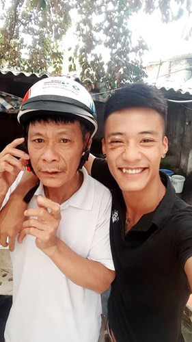 Các thành viên diễn đàn mạng Beat.vn khi về nhà viếng đám tang của Đạt Cỏ đã được biết với gia đình, Đạt là một thành viên, một người vô cùng quan trọng. Thậm chí với bố Đạt, cậu còn là "tất cả". Dù có vẻ ngoài khá bặm trợn với nhiều hình xăm cỡ lớn trên cơ thể cùng những vết sẹo trên mặt nhưng Đạt Cỏ lại là một người con rất hiếu thảo với bố mẹ, cậu đặc biệt thân thiết với bố và bà nên sự ra đi đột ngột của cậu đã khiến những người này gặp phải cú sốc quá nặng.