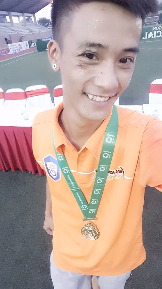 Ca sĩ Tuấn Hưng đã viết những dòng nghẹn ngào như sau: "Sao hứa với anh là đi thi The Voice, đi làm từ thiện … bao nhiêu hoài bão ước mơ đang lên kế hoạch lại bỏ lại dang dở vậy sao? Các anh chị em nhà mình rất thương và lo cho em, em biết không? Cuộc sống vô thường, mỗi người một số phận, chẳng nói trước được điều gì. Em yên nghỉ nhé. Chào em!”.