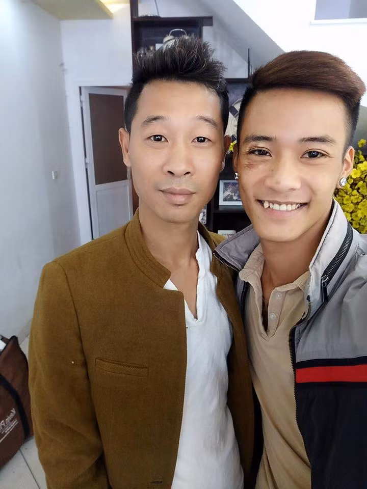 Cũng nổi lên như một hiện tượng mạng nhưng Đạt Cỏ - bản sao Tuấn Hưng không dùng chiêu trò hay thị phi mà dùng chính khả năng sẵn có của mình để gây ấn tượng với các khán giả, cộng đồng mạng. Cậu khác xa với những nhân vật như Dương Minh Tuyền hay Huấn Hoa Hồng, luôn dùng những clip thách thức, chửi người khác và gây tranh cãi trên mạng xã hội, Đạt Cỏ cũng với vẻ ngoài có chút bặm trợn nhưng luôn mang đến tiếng cười, niềm vui cho mọi người.