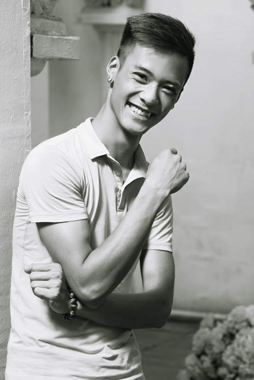 Sự ra đi đột ngột trong ngày 8/11 của chàng trai Nguyễn Thành Đạt - Đạt Cỏ đã khiến gia đình, người thân, đông đảo cư dân mạng Việt, các bạn trẻ vô cùng bàng hoàng, thương tiếc. Sinh năm 1994, đang thời điểm đẹp nhất của tuổi trẻ với vô vàn ước mơ, hoài bão, nhưng tai nạn bất ngờ xảy đến đã cướp đi tính mạng của chàng trai trẻ đầy tài năng Đạt Cỏ. Và cho đến khi chàng trai này qua đời, nhiều người vẫn chưa được biết về con người, cá tính thật sự của cậu. Tất cả nay chỉ còn được thông qua lời kể của bố mẹ, người thân và cách Đạt Cỏ thể hiện cuộc sống của mình trên mạng xã hội.