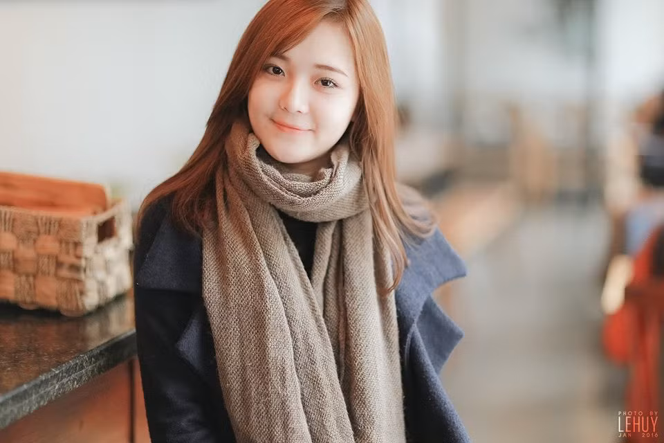 Quay trở lại đoạn clip hot girl dân tộc Thu Hương ngồi đánh cờ tướng và luận Tam quốc đang gây sốt mạng, nhiều bạn trẻ, dân mạng đã tinh ý nhận ra rằng cuộc nói chuyện của những người có mặt trong clip khá "kịch". Mọi người nói chuyện với nhau một cách khá văn vẻ khiến người xem dễ liên tưởng đến các cảnh trong phim. Gây bất ngờ và tò mò cho dân mạng khi ngồi chơi cờ tướng với các chú, các bác nhưng Thu Hương sau đó lại được dự đoán là chỉ đang thực hiện cảnh quay trong mộ bộ phim nào đó. Ảnh: Lê Huy.