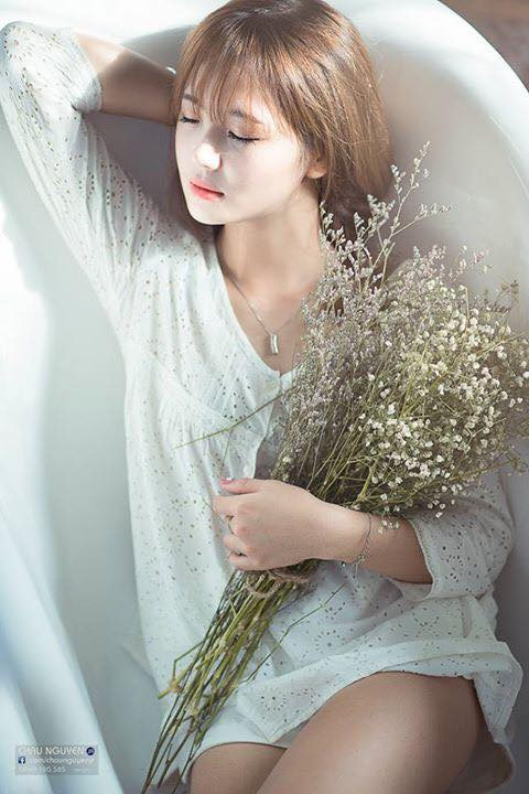 Nổi tiếng với những bức ảnh đẹp, ngọt ngào, có số lượng người theo dõi khá cao nhưng cô bạn 9X vì thế cũng gặp một số phiền phức. Thu Hương cho biết cô bị khá nhiều người lạ gửi tin nhắn rủ rê, trêu ghẹo, gạ gẫm trên Facebook… chưa kể đến việc thường xuyên bị hack trang cá nhân, ăn cắp ảnh, làm fanpage hay trang cá nhân giả mạo. Ảnh: Chau Nguyen Jr.