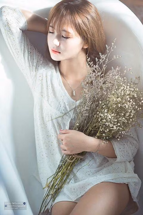 Nổi tiếng với những bức ảnh đẹp, ngọt ngào, có số lượng người theo dõi khá cao nhưng cô bạn 9X vì thế cũng gặp một số phiền phức. Thu Hương cho biết cô bị khá nhiều người lạ gửi tin nhắn rủ rê, trêu ghẹo, gạ gẫm trên Facebook… chưa kể đến việc thường xuyên bị hack trang cá nhân, ăn cắp ảnh, làm fanpage hay trang cá nhân giả mạo. Ảnh: Chau Nguyen Jr.