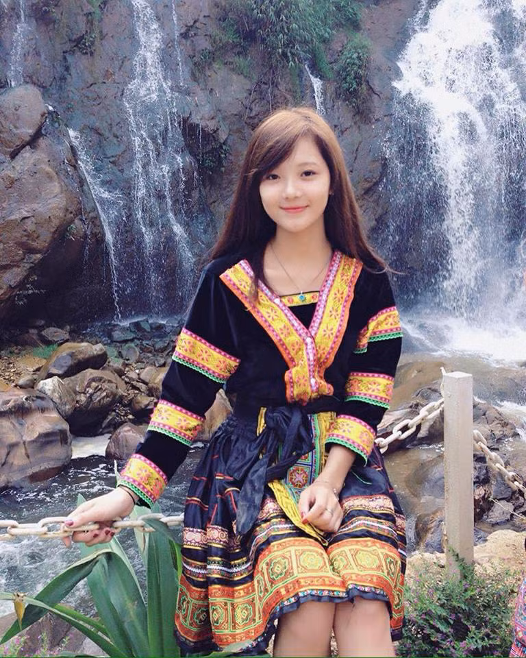 Lê Thu Hương được gọi là "hot girl dân tộc" bởi khoảng 1 năm trước, bức ảnh cô gái này mặc đồ dân tộc vui đùa bên bờ suối đã nhận được "bão like" trên Facebook. Từ hình ảnh chụp trong chuyến du lịch Sapa, Thu Hương trở thành gương mặt 9X được nhiều bạn trẻ yêu mến. Cô bạn luôn rất xinh đẹp, dễ thương và chăm chỉ thực hiện nhiều bộ ảnh nghệ thuật đẹp mắt và càng ngày càng có thêm nhiều người theo dõi trên mạng xã hội.