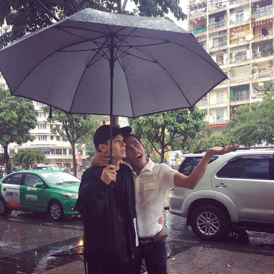 Riêng xoay quanh câu chuyện tình cảm giữa Tùng Sơn và Ngô Huân, dân mạng Việt đã ghi nhận quá nhiều điều phức tạp, khó hiểu và sự rối ren đến mức phản cảm. Ban đầu Tùng Sơn liên tục đăng hình ảnh, status mang hàm ý giới thiệu Ngô Huân là bạn trai của mình, nhưng ngược lại Ngô Huân lại chỉ nhận mình là stylist của nhân vật "thảm họa mạng" này. Sau vài tuần, Tùng Sơn - Ngô Huân cùng nhau đi dự sự kiện, cùng có thêm nhiều bức ảnh gần gũi, tình cảm với nhau khiến dân mạng không ngừng bàn tán. Dù chưa bao giờ chính thức thừa nhận, nhưng thông qua những hình ảnh này Ngô Huân và Tùng Sơn như đã thừa nhận có quan hệ tình cảm với nhau bất chấp việc cả hai đều có vẻ ngoài là con trai.