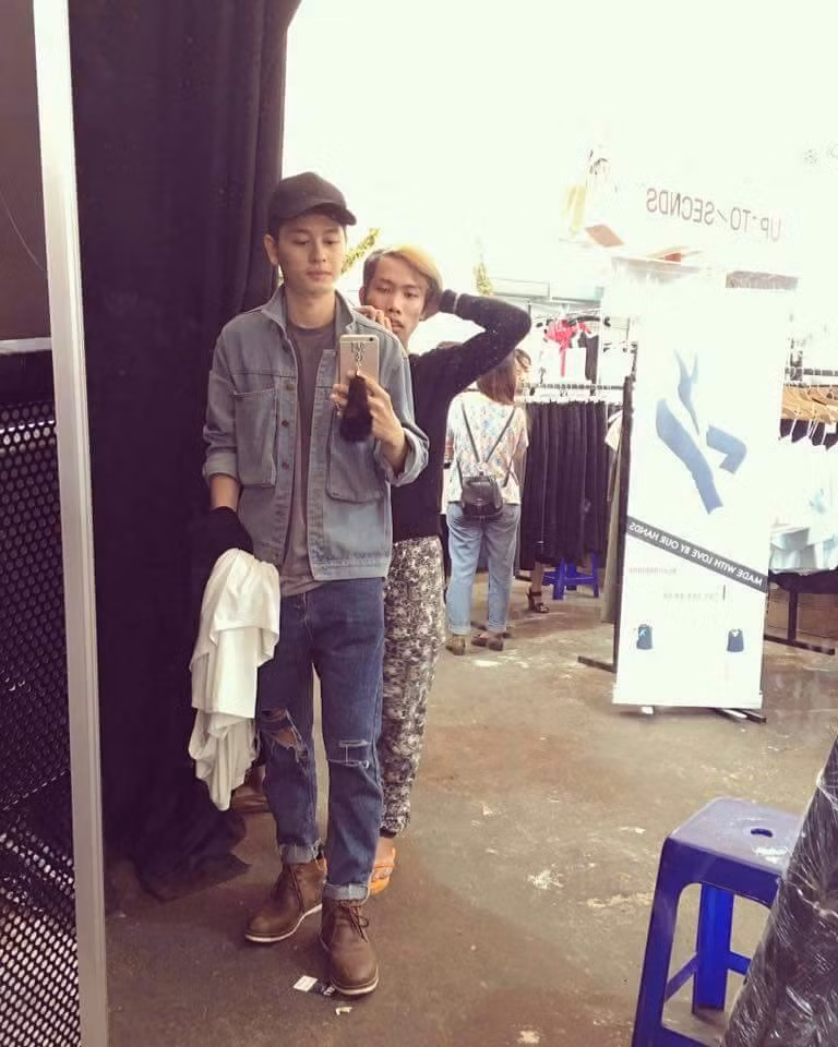 Ngô Huân thậm chí còn đăng hẳn một dòng status dài bóc mẽ việc Tùng Sơn đã vứt bỏ toàn bộ những nỗ lực xây dựng hình ảnh tốt đẹp của anh cùng ekip. Cùng với đó, chàng stylist trẻ tuổi còn thẳng thắn chỉ trích Tùng Sơn đã tự làm xấu mình bằng những clip nude phản cảm, thô tục và thể hiện sự thiếu tôn trọng với mọi người. Về phía Tùng Sơn, sau vài ngày im lặng, cuối cùng "công chúa" cũng đăng đàn tố ngược lại Ngô Huân thông qua một đoạn clip live stream.