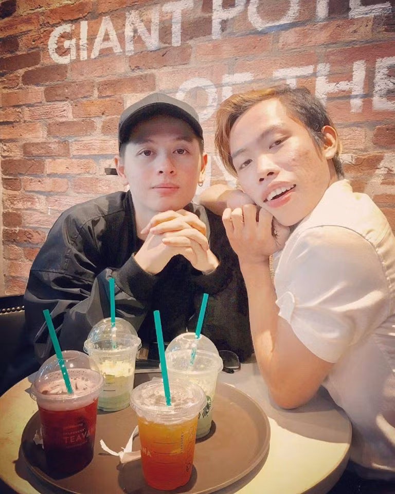 Sau nhiều ngày tháng làm theo đúng như những gì dư luận bàn tán, mới đây Tùng Sơn - Ngô Huân đã thể hiện rằng mối quan hệ giữa họ đã gặp phải nhiều trục trặc. Kể từ sau khi Tùng Sơn thông báo việc lấy lại được fanpage cũ và giải quyết được các vấn đề với ekip trước đây, Ngô Huân liên tục có những dòng status phàn nàn về "cách làm việc" của Tùng Sơn. Anh chàng stylist vốn bị cho là "ăn theo" Tùng Sơn để nổi tiếng tiết lộ anh đã bị "người yêu" phản bội, lật kèo. Thậm chí còn có tin đồn do mâu thuẫn về chuyện tình cảm, hai bên có nhắc đến chuyện cưới xin nhưng sau đó một trong hai đã "trở mặt" nên hiện đã không còn làm việc cùng nhau.