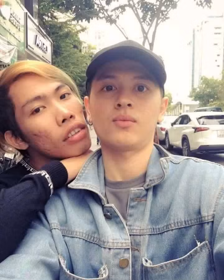 Cho đến tận bây giờ, nhiều dân mạng vẫn chưa thể xác định được "giới tính thực sự" của công chúa thủy tề Tùng Sơn. Nhân vật này thay đổi hình ảnh liên tục, khi thì mặc váy áo lòe loẹt, ẻo lả như con gái, khi thì lại mặc vest chỉnh tề kiểu "soái ca"; khi thì tự nhận là "công chúa"; khi lại tự xưng "anh" với người khác. Mang hình hài của một chàng trai nhưng Tùng Sơn lại có giọng nói ngai ngái, eo éo và những cử chỉ rất ẻo lả. Thậm chí Tùng Sơn còn có cả "bạn trai tin đồn" - stylist Ngô Huân, người luôn xuất hiện bên cạnh Tùng Sơn từ khi nhân vật này lên Sài Gòn.