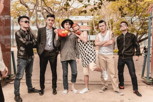 Ảnh kỷ yếu không chỉ là phương tiện lưu giữ những kỷ niệm đẹp, dấu ấn khó quên của tuổi học trò mà còn là nơi để các bạn học sinh thể hiện sự sáng tạo chất tinh nghịch "nhất quỷ nhì ma" của mình. Trong bộ ảnh kỷ yếu của lớp 12M trường THPT Tô Hiệu, Sơn La, hai nam sinh đã hóa thân thành Tùng Sơn, Lệ Rơi - hai "thảm họa mạng" gây xôn xao mạng xã hội Việt trong suốt năm qua.