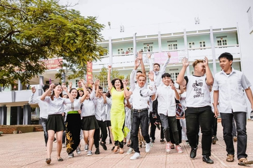 Phó nháy Đình An cho biết anh cảm thấy rất hứng khởi, vui vẻ khi thực hiện bộ ảnh này bởi tất cả các thành viên trong lớp 12M cả nam và nữ đều tỏ ra rất hào hứng, nhiệt tình. Đặc biệt là hai nam sinh hóa trang Lệ Rơi, Tùng Sơn... họ thực sự nhập tâm với vai diễn của mình, đem đến tiếng cười cho cả lớp và đã tạo ra vô vàn kỷ niệm đáng nhớ cho 12M trong chính buổi chụp hình.