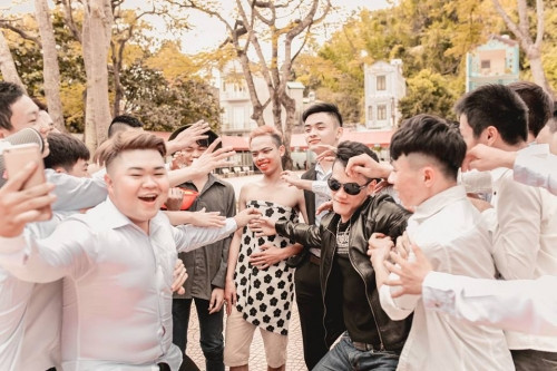 Trong bộ ảnh của mình, các nam sinh đã "diễn" cảnh Tùng Sơn và Lệ Rơi là tâm điểm của đám đông, có nhiều "người hâm mộ" theo đuôi và xin chụp ảnh. Dù cảnh tượng này chỉ là "hư cấu" nhưng bằng ý tưởng của mình, các bạn học sinh nghịch ngợm đã khéo léo châm biếm những thanh niên ham muốn sự nổi tiếng ảo, không có tài năng thực sự nhưng bằng cách nào đó vẫn thể hiện mình như là người của công chúng.