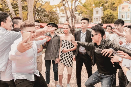 Xuất phát từ ý tưởng lưu giữ những kỷ niệm đẹp nhất, hài hước, đáng yêu nhất của tuổi học trò, các thành viên trong lớp 12M THPT Tô Hiệu, Sơn La đã quyết định thực hiện bộ ảnh kỷ yếu này. Và để tạo ra "phong cách riêng", điểm nhấn tạo ra sự khác biệt và một chút châm biếm nhẹ nhàng... các nam sinh của lớp đã nghĩ ra ý tưởng chọn hóa trang thành Lệ Rơi và công chúa thủy tề Tùng Sơn.