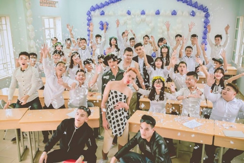 Tháng 11 không phải là thời điểm các học sinh trên cả nước chụp ảnh kỷ yếu nhiều, nhưng với những gì đã tạo ra chắc chắn lớp 12M đã có một kỷ niệm khó quên. Phó nháy trẻ Nguyễn Đình An, người trực tiếp bấm máy, chụp bộ ảnh kỷ yếu này chia sẻ bản thân anh cũng rất bất ngờ khi lớp 12M đề nghị chụp ảnh cưới vào thời điểm này. Tuy nhiên thời gian không phải là yếu tố quá quan trọng, ấn tượng nhất với Đình An là những ý tưởng của các học sinh trong lớp.