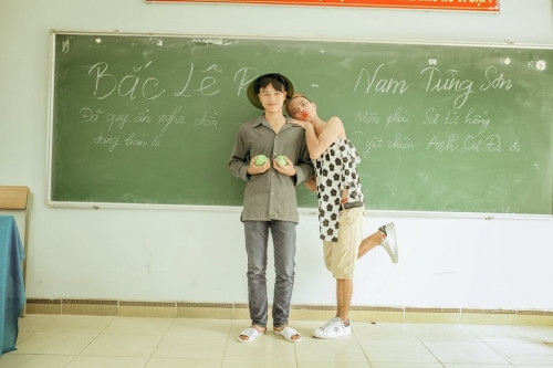 "Bắc Lệ Rơi - Nam Tùng Sơn" đó là câu nói mà nhiều bạn trẻ, dân mạng Việt sử dụng để nói về sự "bá đạo" của hai nhân vật này. Mỗi người ở một miền nhưng bất kể hoạt động nào của họ cũng gây xôn xao mạng.