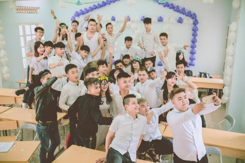 Ban đầu bộ ảnh dự định được chụp để nói về nỗi buồn của các bạn học sinh cùng lớp khi đến ngày phải xa nhau. Sau đó sự xuất hiện bất ngờ của hai nam sinh hóa trang thành Lệ Rơi và Tùng Sơn đã giúp cả lớp và bộ ảnh kỷ yếu có thêm nhiều điểm nhấn vui vẻ.