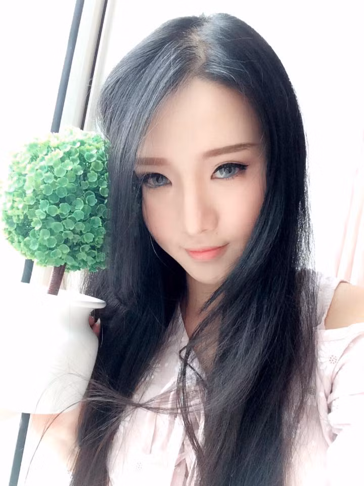 Một số trang tin giới trẻ ở Trung Quốc đã tăng tải hình ảnh của Nguyễn Lê Minh Trúc, sinh năm 1992, đến từ Cần Thơ. Theo những mô tả của cộng đồng mạng xứ Trung, Minh Trúc sở hữu khuôn mặt mang nhiều nét rất giống với nữ diễn viên Lưu Diệc Phi - nhân vật thuộc hàng minh tinh, diễn viên đình đám nhất nhì đất nước này. Cũng chính nhờ đặc điểm này mà Minh Trúc được dân mạng đặt cho biệt danh rất mỹ miều đó là "tiểu Lưu Diệc Phi", "Tiểu Long Nữ phiên bản Việt".