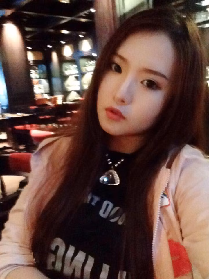 Năm nay 25 tuổi nhưng nhờ sở hữu nhiều nét xinh đẹp, trẻ trung, Nguyễn Lê Minh Trúc trông thực sự chỉ giống như những nữ sinh cấp 3. Hot girl 9X Cần Thơ có lối diễn đạt khá lạnh lùng, ít khi cười khi chụp ảnh nhưng chính điều này đã càng tạo thêm nhiều sức hút đối với nhân mạng cả ở Việt Nam và Trung Quốc.