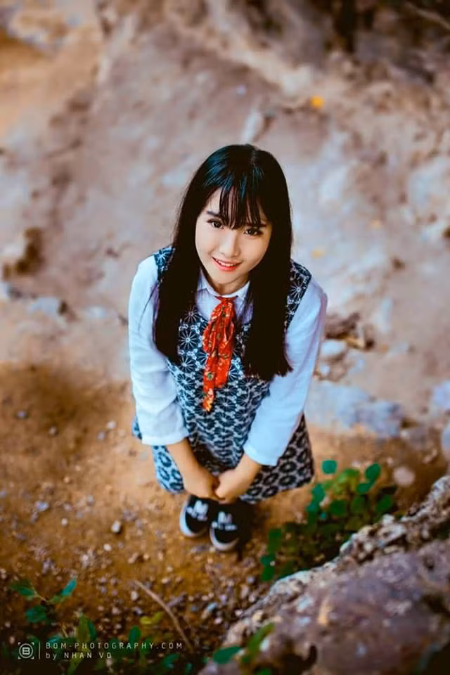 Với lợi thế về ngoại hình "Lưu Diệc Phi phiên bản Việt" cũng tích cực làm công việc của một người mẫu ảnh. Cô thường xuyên nhận được những lời mời hợp tác của các phó nháy trẻ hoặc các shop thời trang ở TP HCM. Ngoài ra hot girl 9X này cũng kinh doanh một số sản phẩm làm đẹp, phụ kiện dành cho phái đẹp. Những công việc đan xen với nhau tạo cho Minh Trúc một nguồn thu nhập khá ổn định. Ảnh: Nhan Vu.