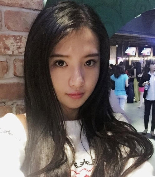 Từng có không ít cô gái trẻ Việt Nam dù không phải hot girl, diễn viên nổi tiếng hay người của công chúng nhưng vẫn bất ngờ được nhiều người biết đến bằng những lý do, câu chuyện thú vị. Rất nhiều cô gái không chỉ được dân mạng Việt mà cả dân mạng Trung Quốc cũng tích cực săn lùng, tìm kiếm thông tin sau khi được chiêm ngưỡng, ngắm nghía những bức ảnh đẹp. Mới đây, một cô gái trẻ, hot girl Cần Thơ nhờ nét xinh đẹp của mình cũng đã bất ngờ trở thành nhân vật khiến cộng đồng mạng nước bạn xôn xao.