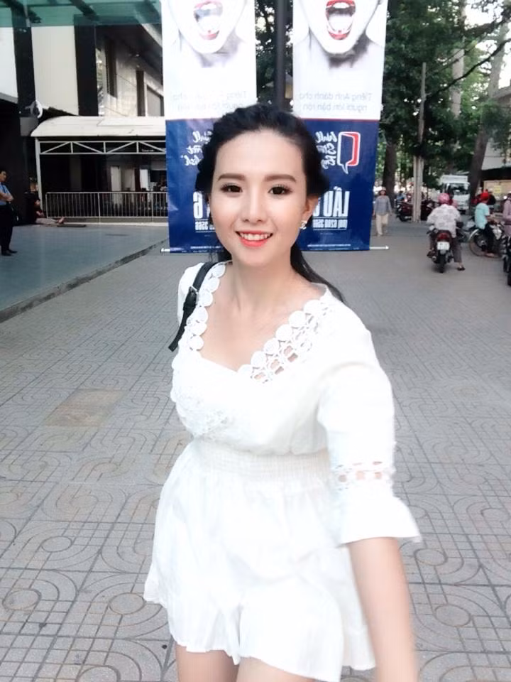 Dù thường diễn mặt lạnh khi chụp ảnh nhưng ở ngoài đời, Minh Trúc lại là một cô gái rất năng động, hoạt bát và vui vẻ. Cô khiến nhiều bạn trẻ Trung Quốc muốn sang Việt Nam du lịch ngay để ngắm thêm nhan sắc, vẻ đẹp của con gái Việt. Ảnh trong bài: Facebook Nguyễn Lê Minh Trúc.